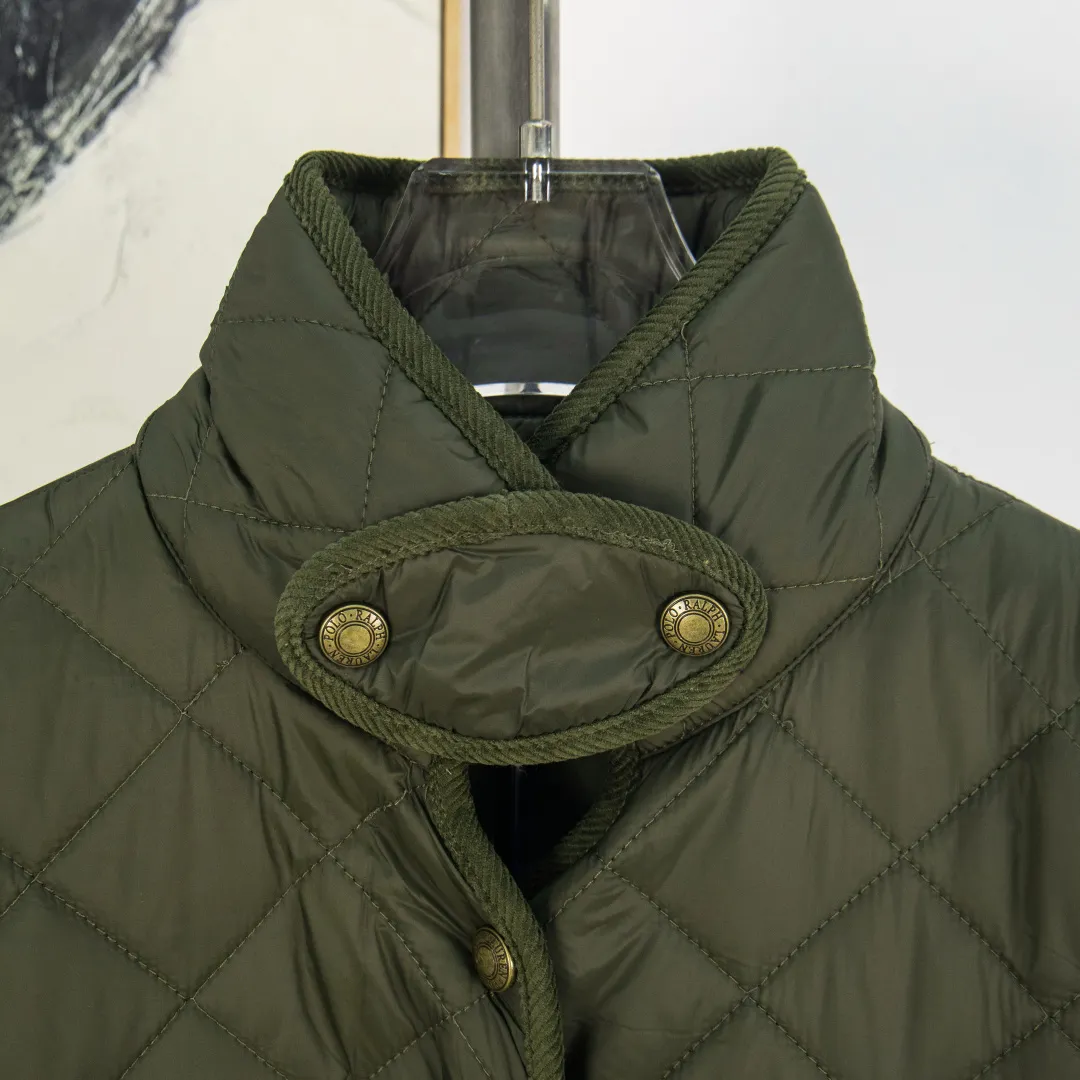 P390 zp version [Exclusive supply] Ralph Lauren/Ralph Lauren 2025aw autumn and winter popular items diamond-shaped quilted embroidered corduroy strips imitation feather jacket jacket Correct three-pocket version Slight waist design Free matching neckline ✅ Facial filling imitation feather cotton Three-in-one diamond-shaped quilted embroidery Soft and comfortable ✅ Customized double-circle brand hardware buckle back waist freely adjustable elastic design ✅ RL three-color diamond plaid cotton jacket 100% restoration Corduroy strips running through the whole body, no knots and overlaps, artificial curling, fine workmanship, highly recommended, a rare cotton jacket that does not look bloated, can be worn as an inner layer in the north, can be worn with multiple necklines, elastic waistline on the back, freely adjustable waist, matte memory technology on the face, with a cotton feel, not to be missed, highly recommended, color: black, white, gray green, khaki, navy, size: S M L XL, number: WW10947